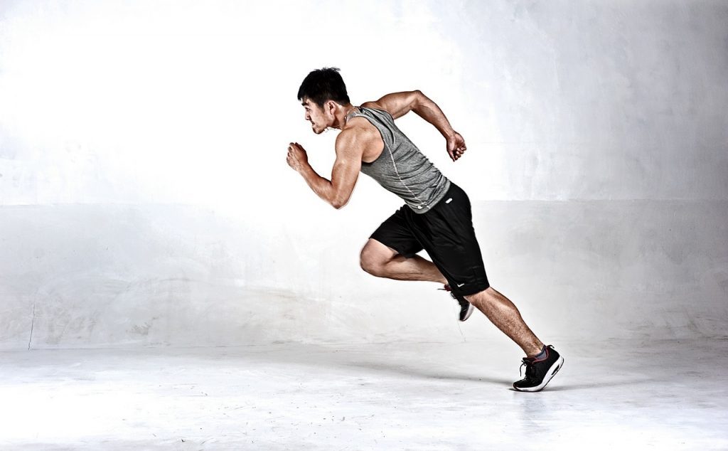 Homme qui se met à courir, à foncer