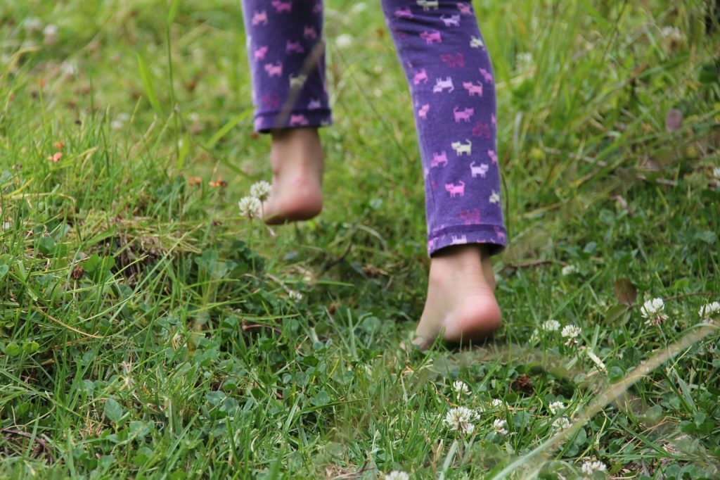 Pieds enfants marcher