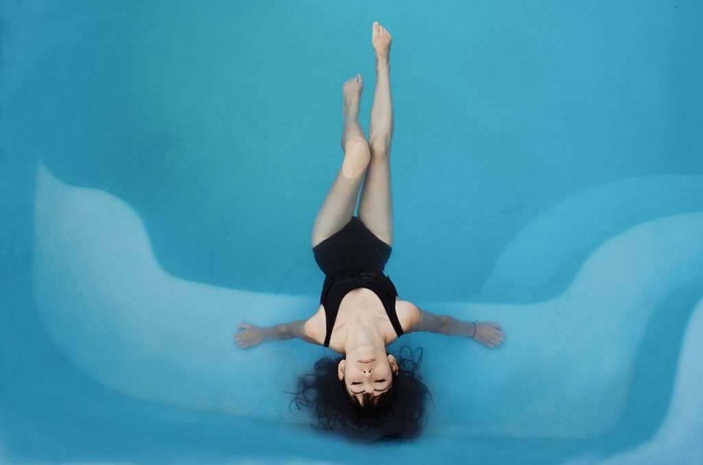 femme piscine besoin repos détente